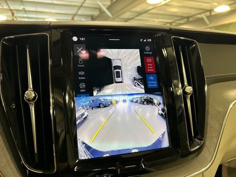 Certified 2025 Volvo XC60 B5 Ultra AWD/4WD image 17