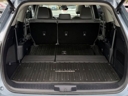 Used 2022 Toyota Highlander XLE AWD/4WD image 6