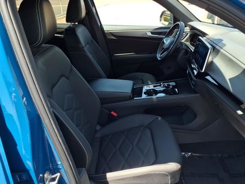 Certified 2025 Volkswagen Atlas Cross Sport SE FWD image 11
