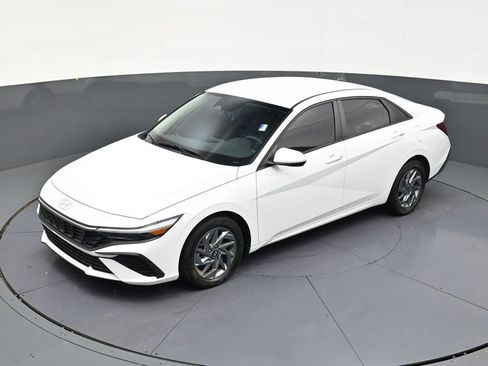 Used 2024 Hyundai Elantra SEL FWD image 13