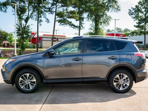 Used 2018 Toyota RAV4 XLE AWD/4WD image 2