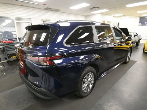 Used 2025 Toyota Sienna XLE FWD image 7