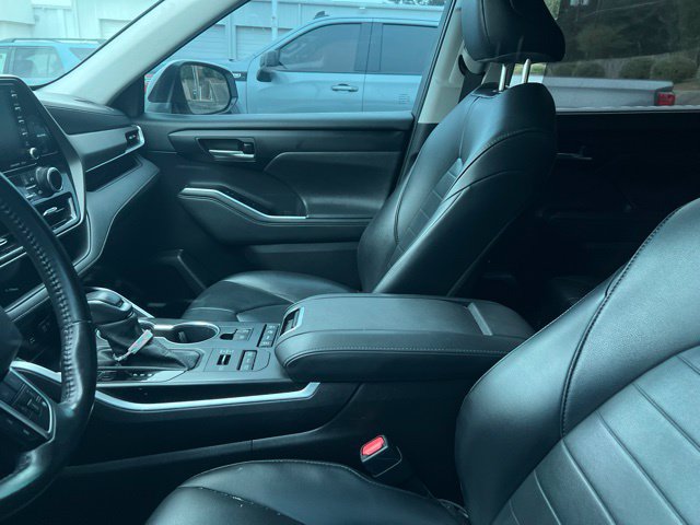 Used 2021 Toyota Highlander XLE AWD/4WD image 5