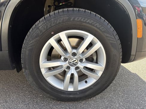 Used 2017 Volkswagen Tiguan S image 35