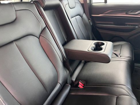 Used 2023 Jeep Grand Cherokee Limited image 30