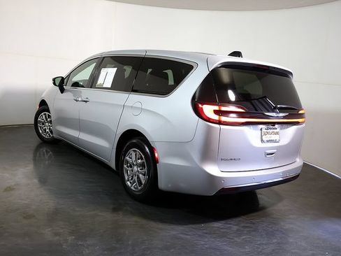 Used 2026 Chrysler Pacifica Select FWD image 2