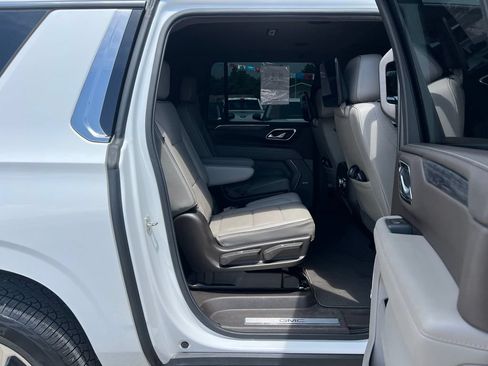 Used 2021 GMC Yukon XL SLT w/ Rear Media and Nav Package AWD/4WD image 19