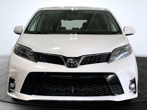 Used 2020 Toyota Sienna SE w/ SE Preferred Package image 3