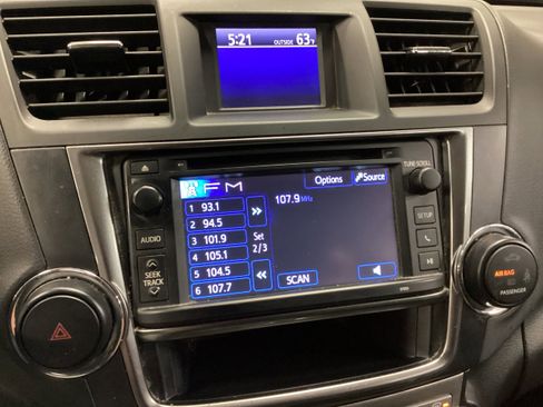 Used 2013 Toyota Highlander SE image 23