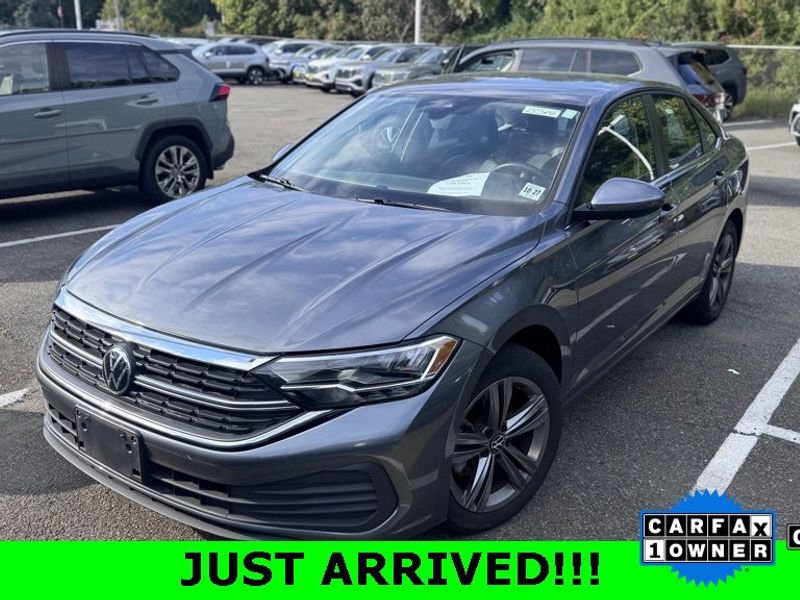 Certified 2022 Volkswagen Jetta SE image 1