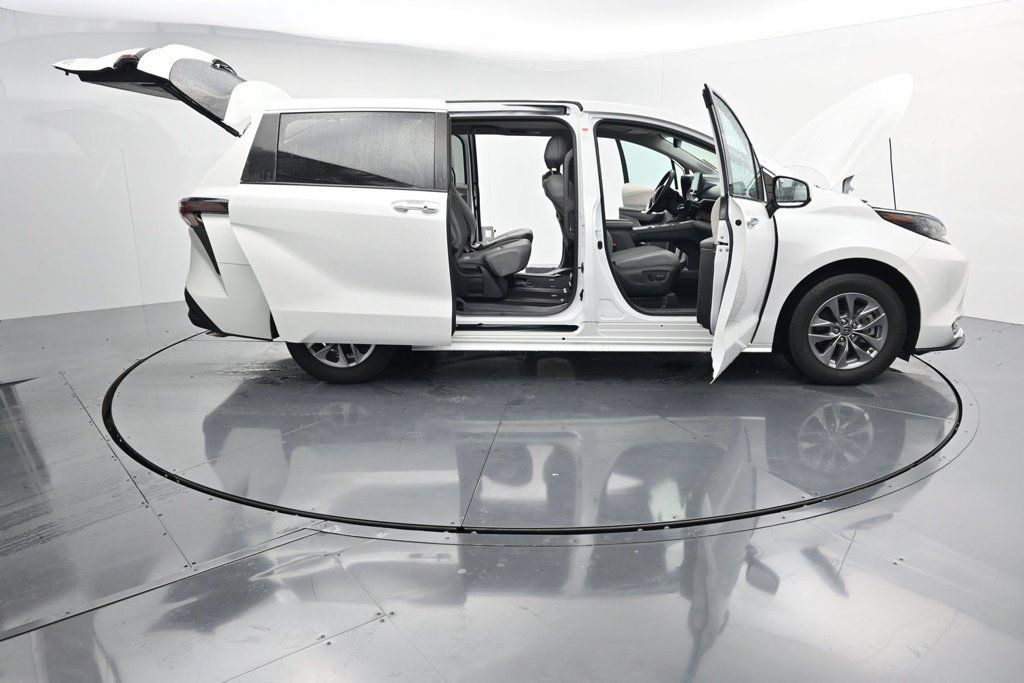 Used 2024 Toyota Sienna XLE FWD image 27