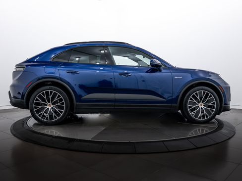 Certified 2025 Porsche Macan 4 Electric image 8