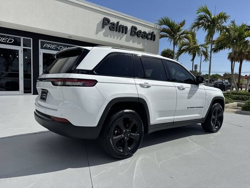Used 2022 Jeep Grand Cherokee Altitude AWD/4WD image 24