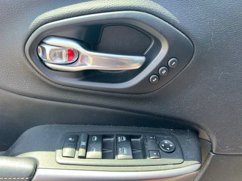 Used 2019 Jeep Cherokee Limited AWD/4WD image 13