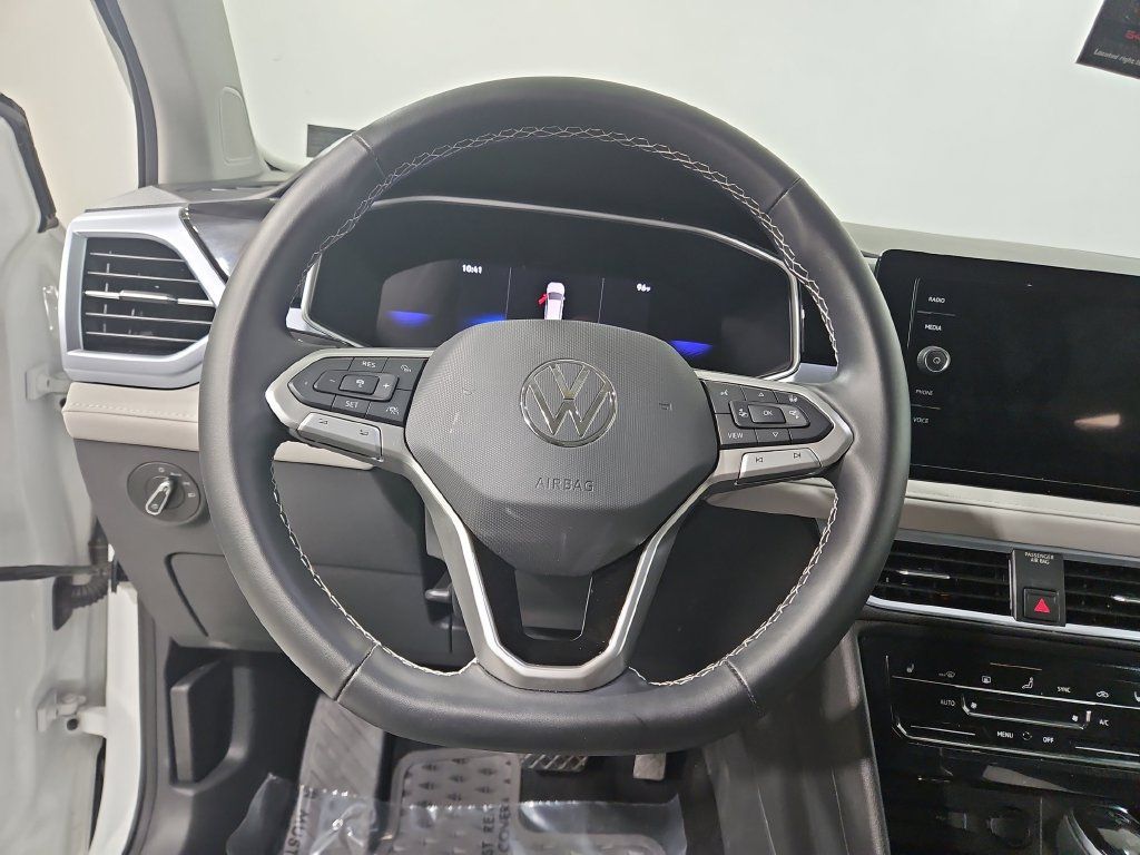 Used 2025 Volkswagen Taos SE w/ Panoramic Sunroof Package FWD image 17