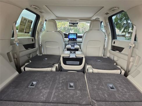 Used 2018 Lincoln Navigator Reserve w/ Technology Package image 11