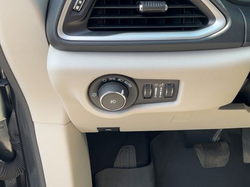 Used 2021 Chrysler Pacifica Touring-L FWD image 32