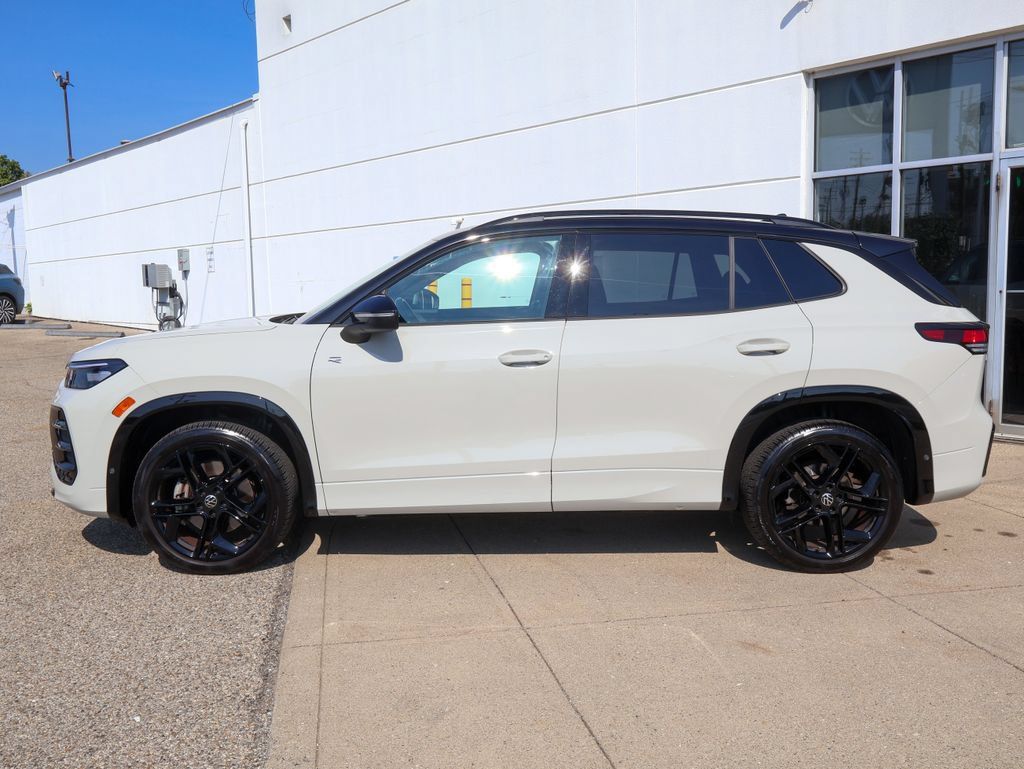Used 2025 Volkswagen Tiguan SE R-Line AWD/4WD image 2