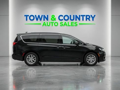 Used 2021 Chrysler Pacifica Touring-L FWD image 7