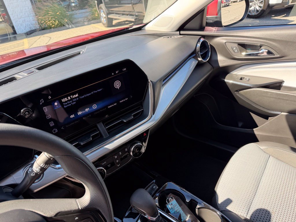Certified 2025 Chevrolet Trax LT FWD image 18
