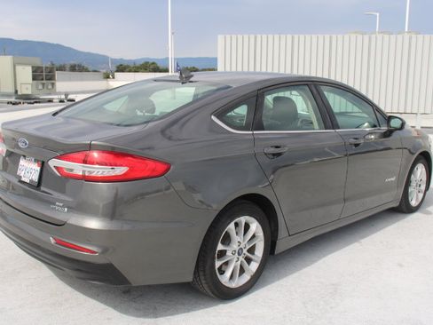 Used 2019 Ford Fusion SE FWD image 3