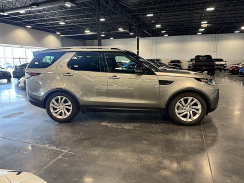 Used 2018 Land Rover Discovery HSE image 2