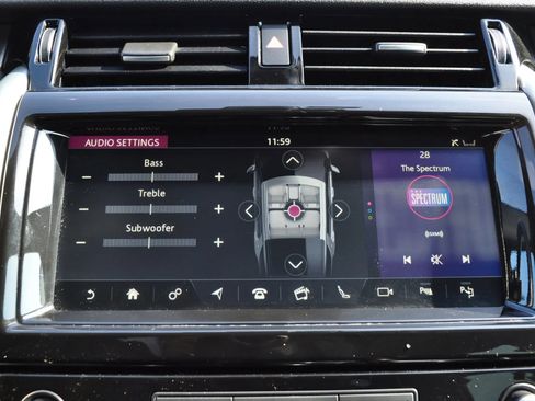 Used 2019 Land Rover Discovery HSE image 17