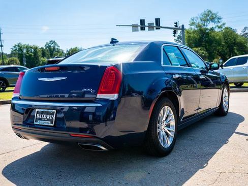 Used 2017 Chrysler 300 C RWD image 18