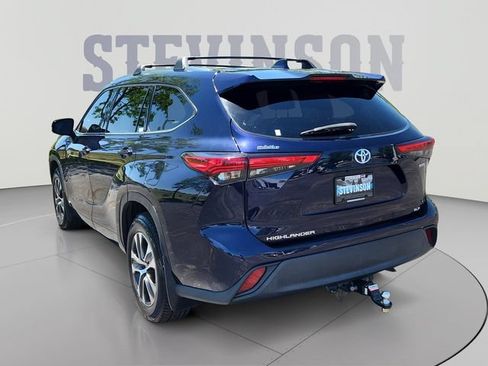 Used 2021 Toyota Highlander XLE AWD/4WD image 3