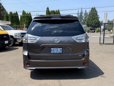 Used 2013 Toyota Sienna SE FWD image 7