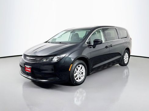 Used 2022 Chrysler Voyager LX image 1