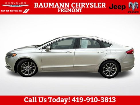 Used 2017 Ford Fusion SE FWD image 3