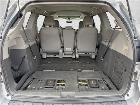 Used 2016 Toyota Sienna XLE image 7