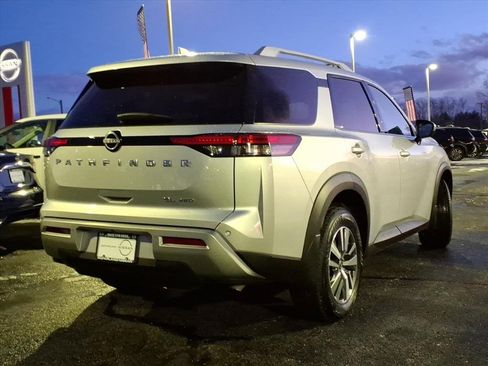 Certified 2024 Nissan Pathfinder SL image 3
