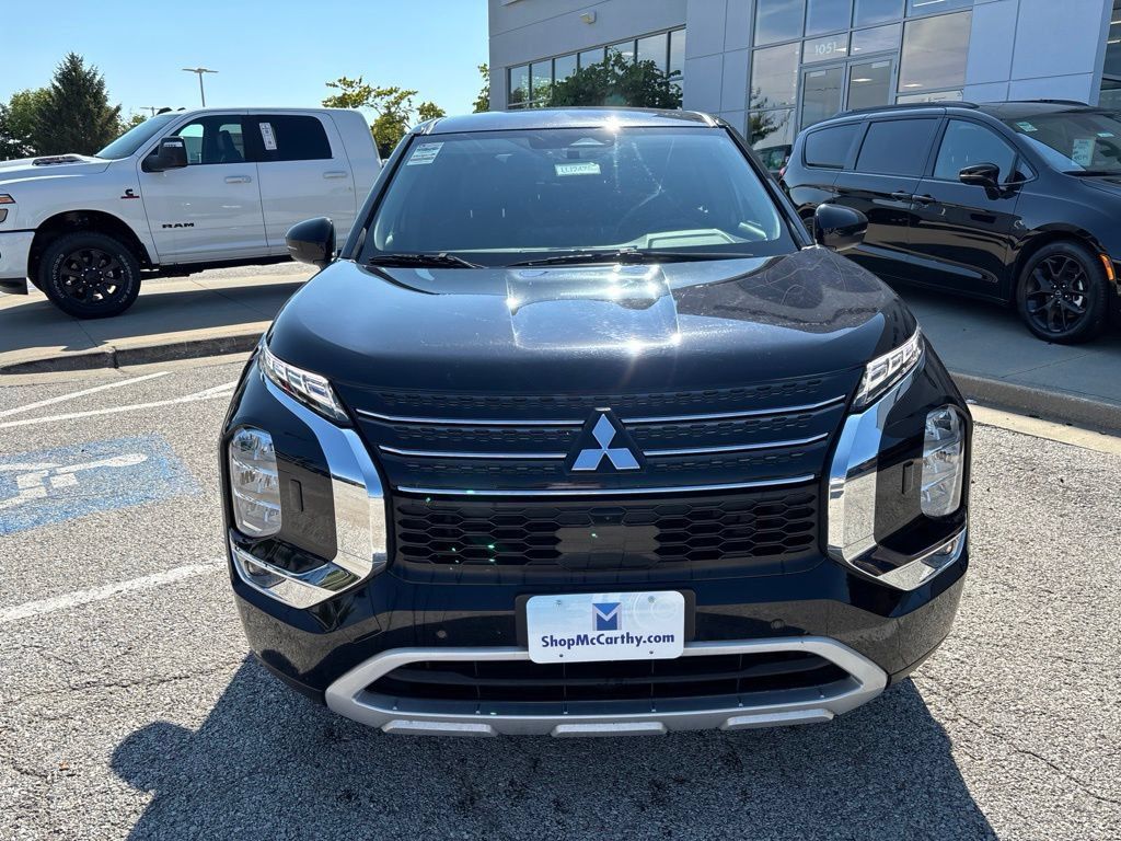 Used 2024 Mitsubishi Outlander SE AWD/4WD image 3