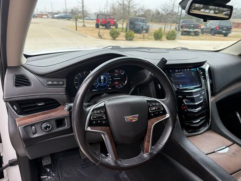 Used 2018 Cadillac Escalade Luxury image 10