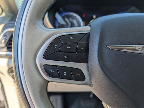 Used 2018 Chrysler Pacifica Limited image 26