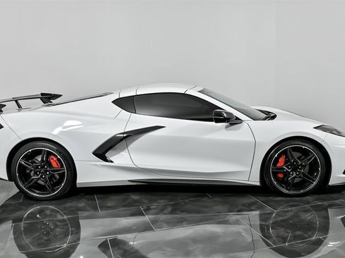 Used 2021 Chevrolet Corvette Stingray Coupe w/ Z51 Performance Package image 13