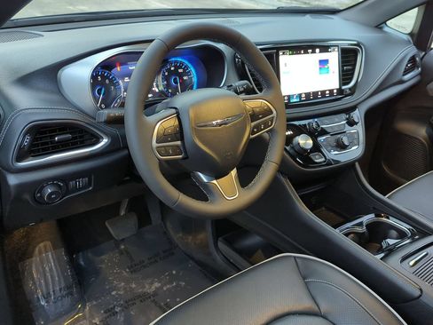 Used 2026 Chrysler Pacifica Limited FWD image 9