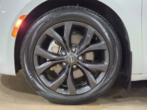 Used 2019 Chrysler Pacifica Touring Plus w/ S Appearance Package FWD image 26