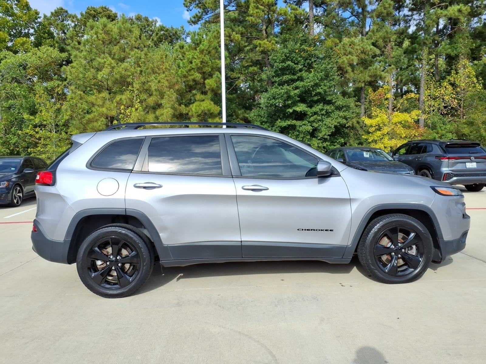 Used 2018 Jeep Cherokee Latitude w/ Altitude Package FWD image 4
