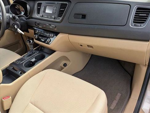 Used 2017 Kia Sedona LX image 21
