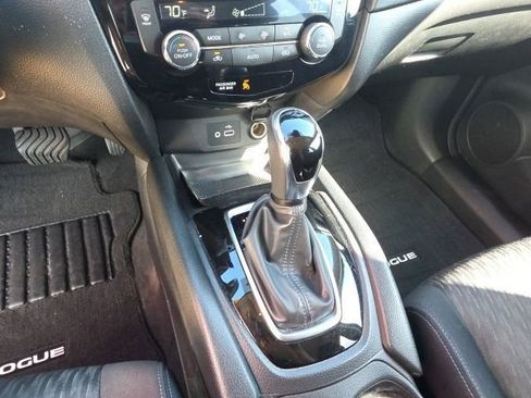 Used 2019 Nissan Rogue SV image 18