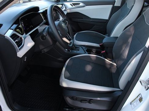 Certified 2025 Volkswagen Taos SE image 9