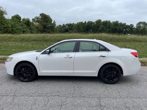 Used 2010 Lincoln MKZ image 2