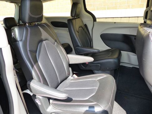 Used 2024 Chrysler Pacifica Touring-L FWD image 34