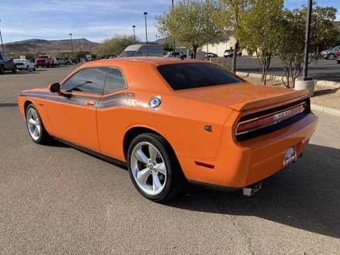 Used 2014 Dodge Challenger R/T image 9