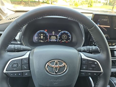 Used 2025 Toyota Highlander Platinum AWD/4WD image 22