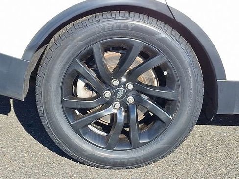 Used 2018 Land Rover Discovery SE image 9