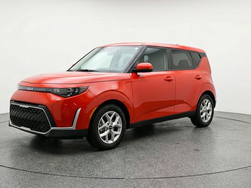 Used 2025 Kia Soul LX w/ LX Technology Package image 3